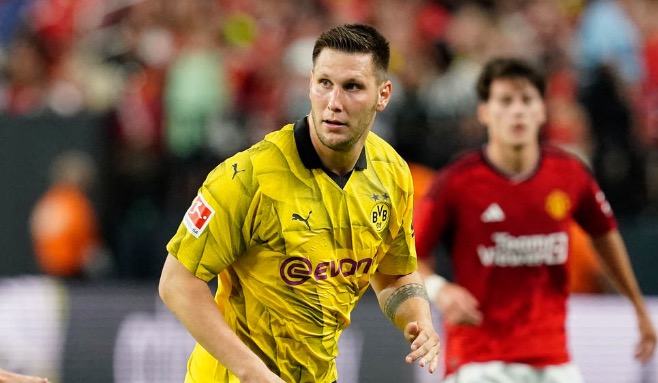 
       Borussia Dortmund vill göra sig av med mittbacken i sommar? 
    