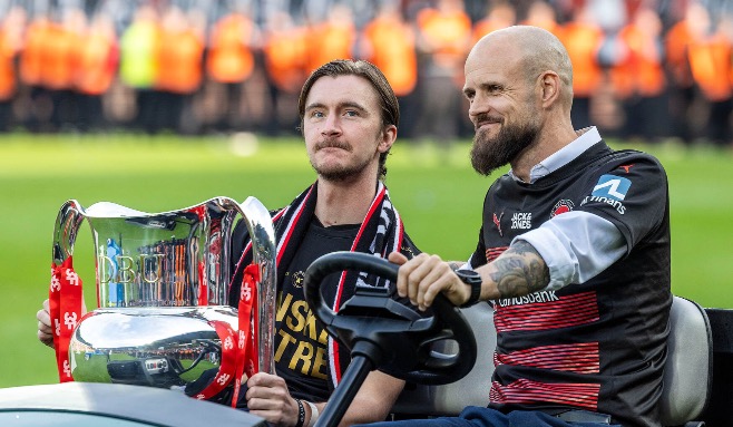 
       Kristoffer Olsson firade titeln med Midtjylland - Claesson talar ut 
    